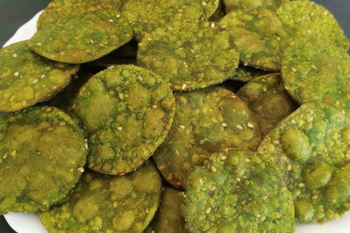Palak Papdi Chaat Recipe: न्यू ईयर पर करें सबको इम्प्रेस, चटपटी पालक पापड़ी चाट से 2 How to make Crispy Palak Papdi at Home