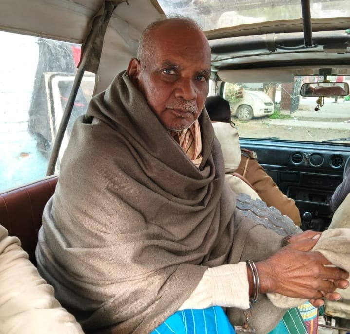 देसी शराब के साथ खजुरी पंचायत के मुखिया पति गिरफ्तार