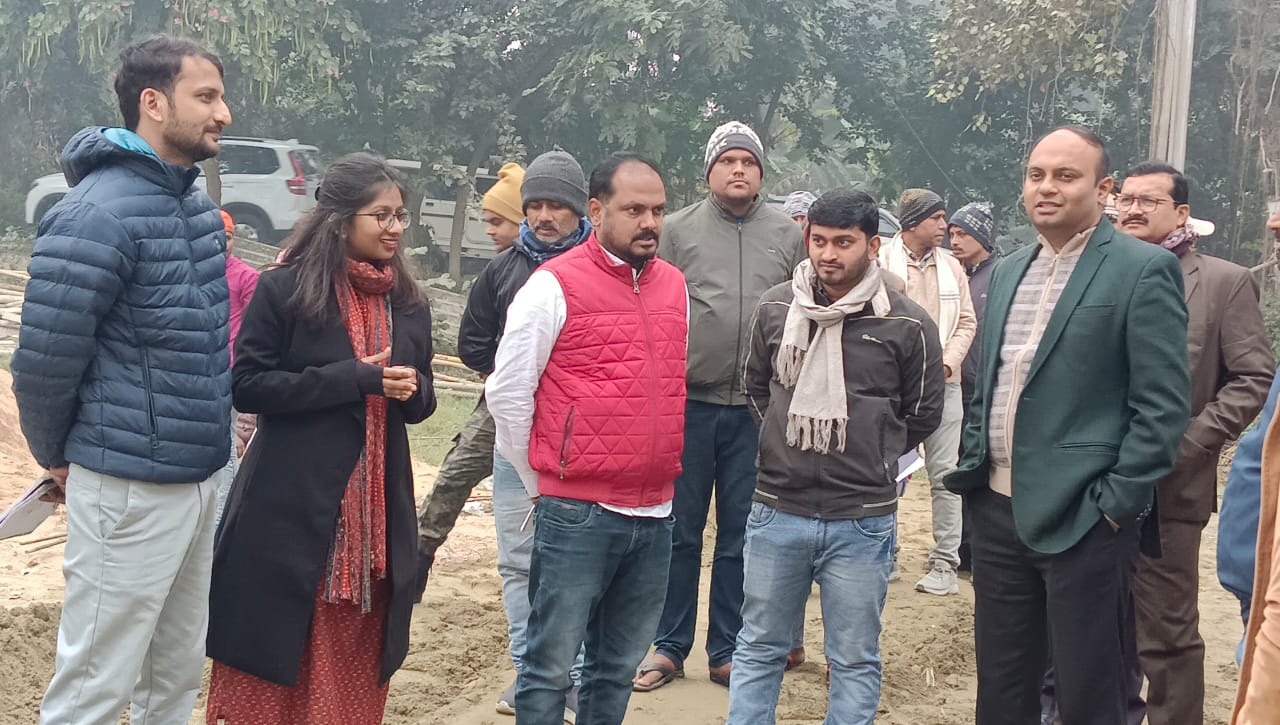 जिलाधिकारी द्वारा ताजपुर अंचल में निर्माणाधीन परियोजनाओं का निरीक्षण