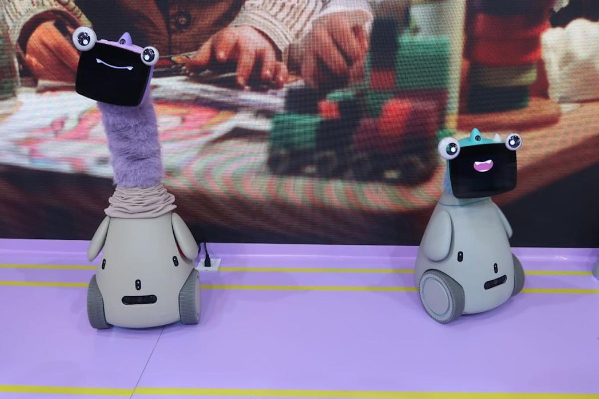 CES 2026: इस साल के कंज्यूमर इलेक्ट्रॉनिक्स शो में इन 5 गैजेट्स ने खींचा सबका ध्यान, क्या आपकी नजर पड़ी? 4 Cyber Pet