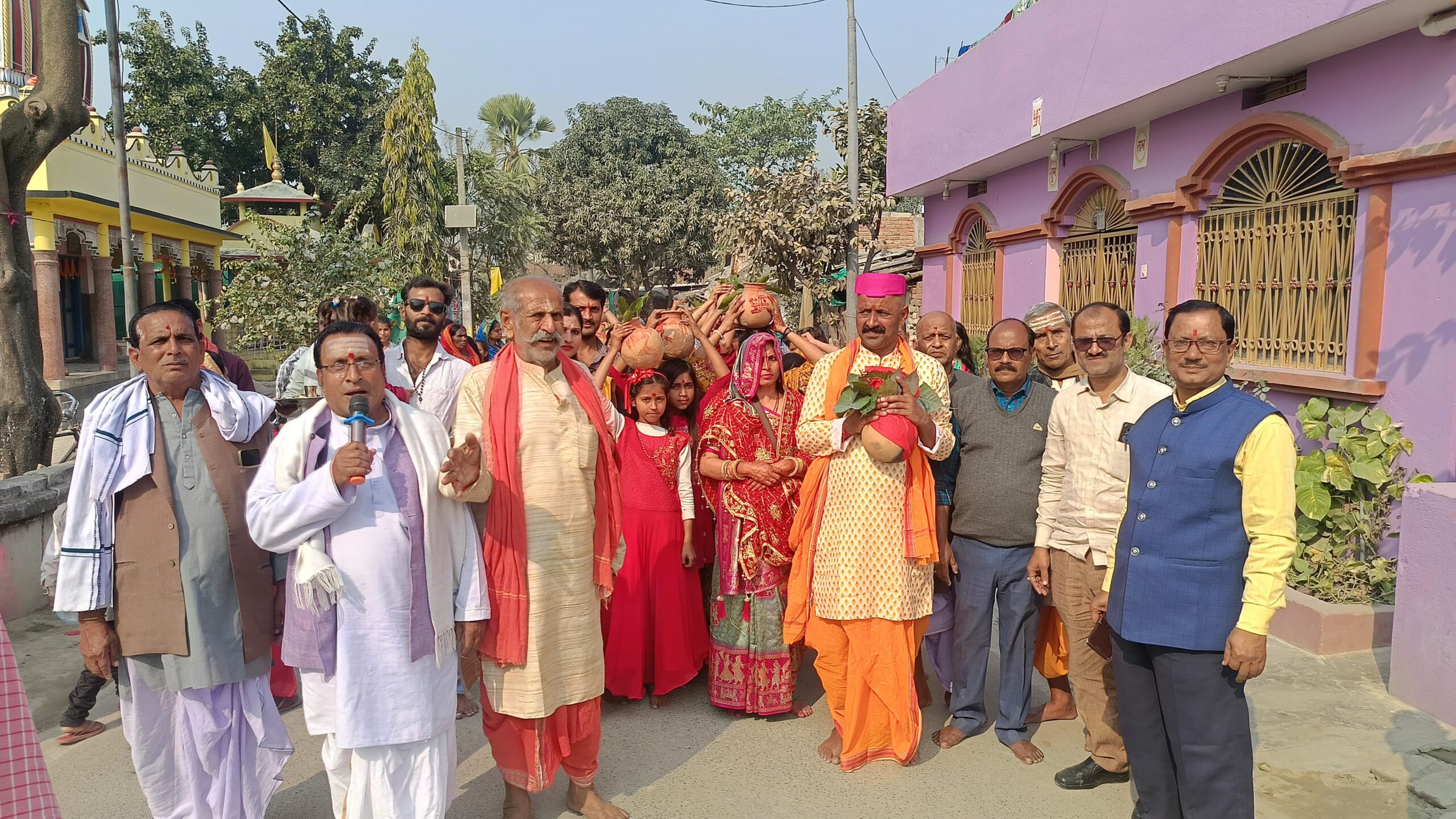 शतचंडी महायज्ञ को ले निकाली कलश शोभा यात्रा