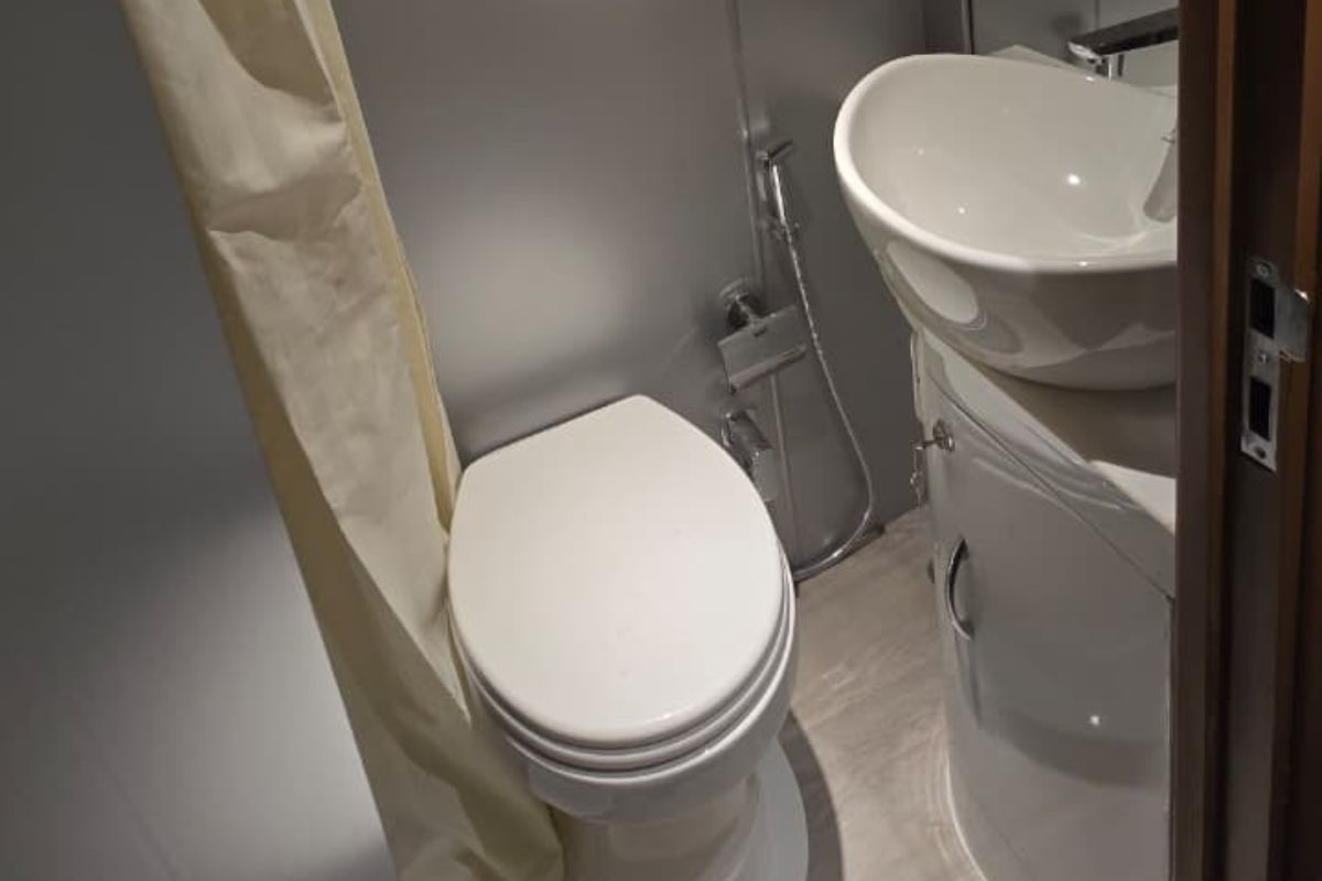 luxury bus bihar washroom