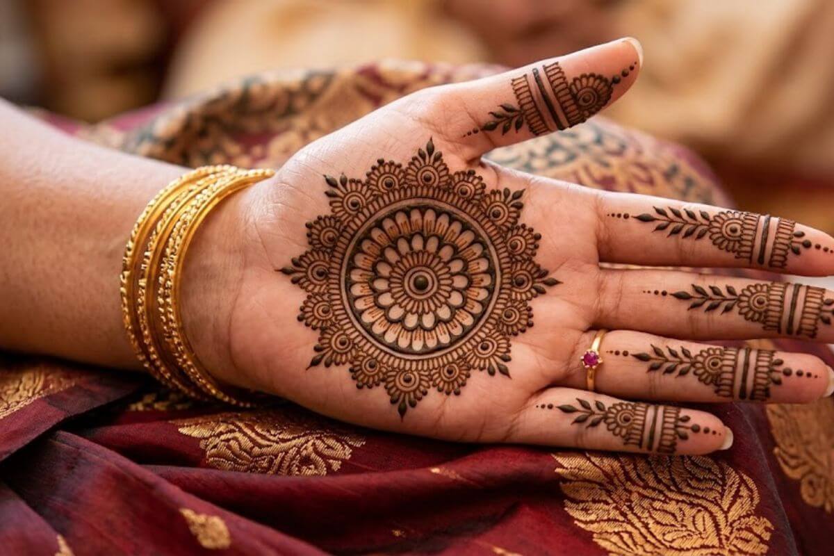 घर पर लगाएं ये आसान सेंटर मेहंदी डिजाइन, देखने वाले करेंगे तारीफ