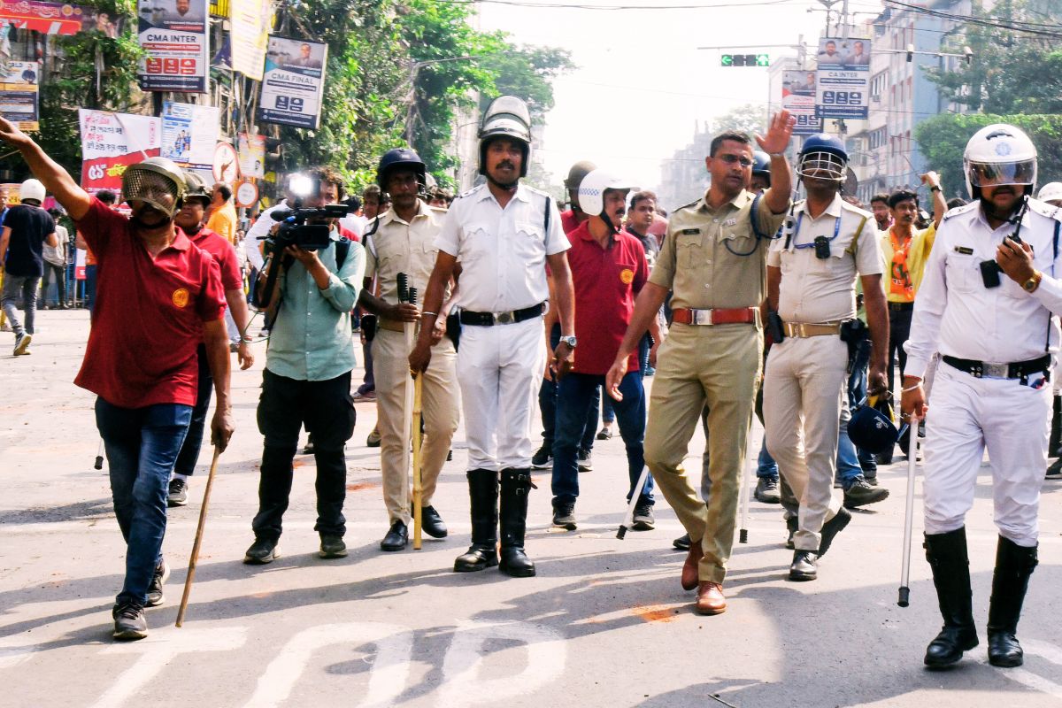 टीएमसी-बीजेपी में पत्थरबाजी पर एक्शन में चुनाव आयोग, पुलिस कमिश्नर से मांगी रिपोर्ट
