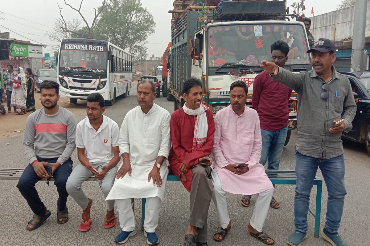 हजारीबाग दरिंदगी के विरोध में विष्णुगढ़ में लॉकडाउन, आरोपियों की गिरफ्तारी की मांग कर रहे आंदोलनकारी