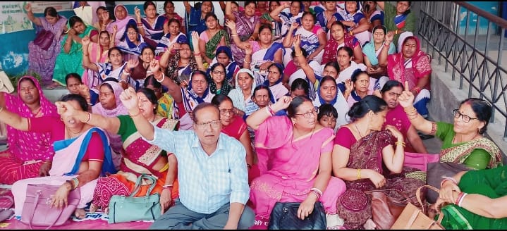 मांगो के समर्थन में आशा एवं आशा फैसिलिटेटर ने दिया धरना 