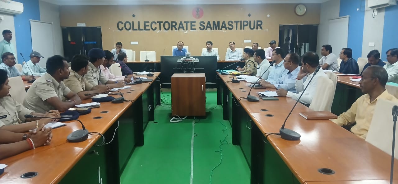 जिलाधिकारी की अध्यक्षता में विभिन्न समीक्षा बैठकों का आयोजन; विधि-व्यवस्था, विकास योजनाओं और जन-शिकायतों के त्वरित निष्पादन पर जोर