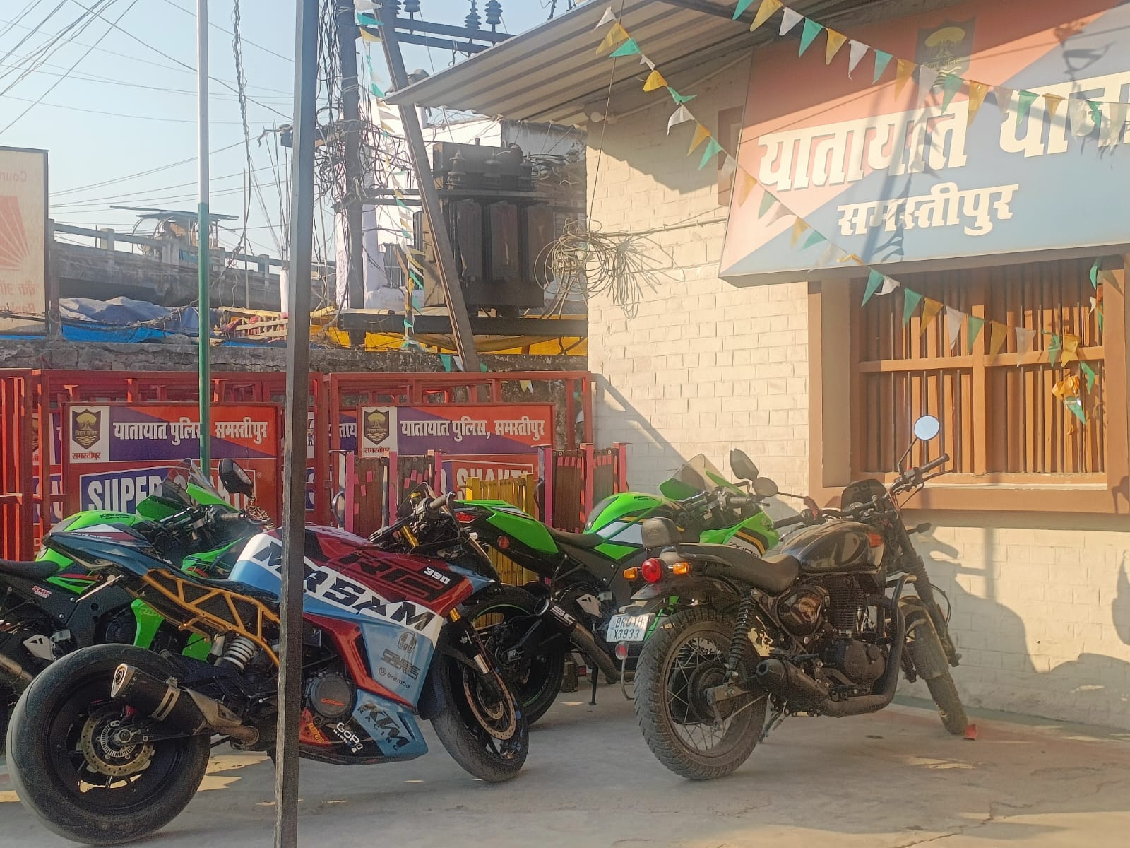 मुसरीघरारी में मॉडिफाइड बाइक पर प्रशासन की सख्ती, गैराज में छापेमारी कर दो बाइक जब्त