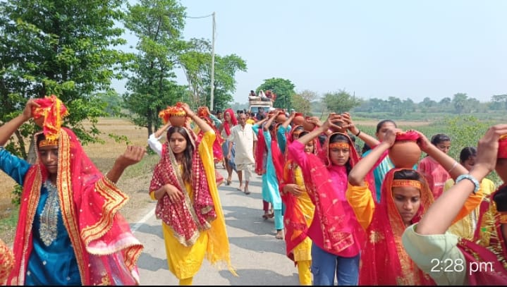 अष्टयाम यज्ञ को लेकर निकाली गयी भव्य कलश यात्रा 