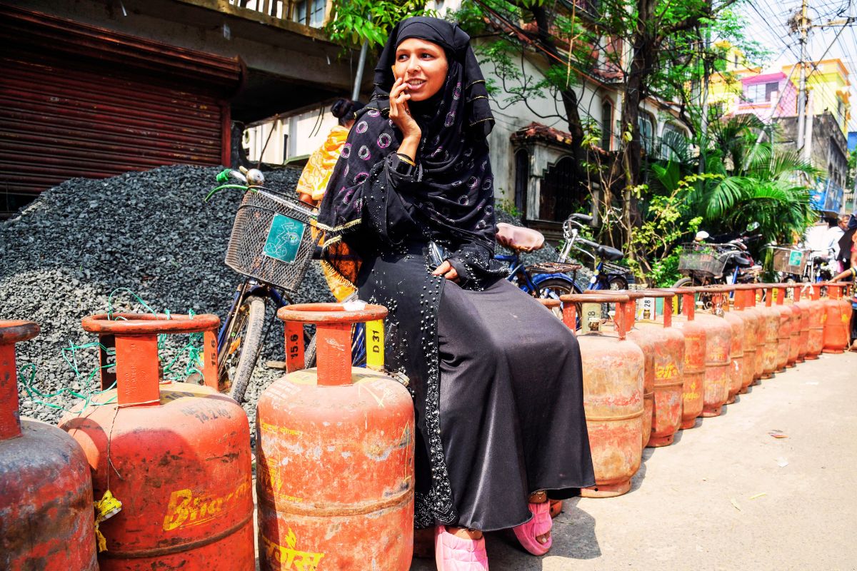 बंगाल में LPG केंद्रों पर लंबी कतारें, कांग्रेस, माकपा और टीएमसी ने किया प्रदर्शन