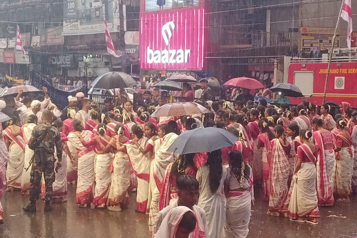 Ranchi: झमाझम बारिश में भी कम नहीं हुआ सरहुल का उत्साह, मांदर की थाप पर नाचते रहे लोग