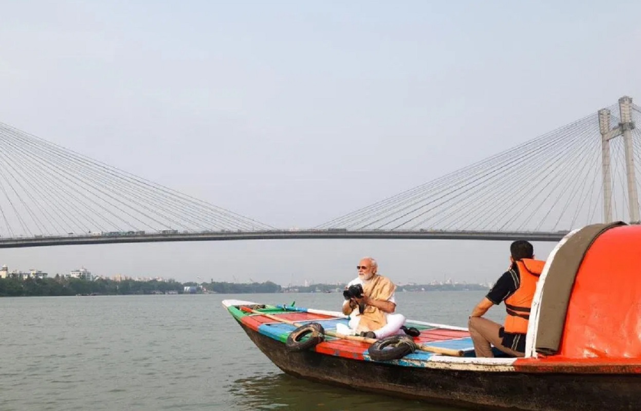 Photo : हाथ में SLR कैमरा, आंख पर काला चश्मा, तस्वीर में देखिए पीएम नरेंद्र मोदी की हुगली सैर