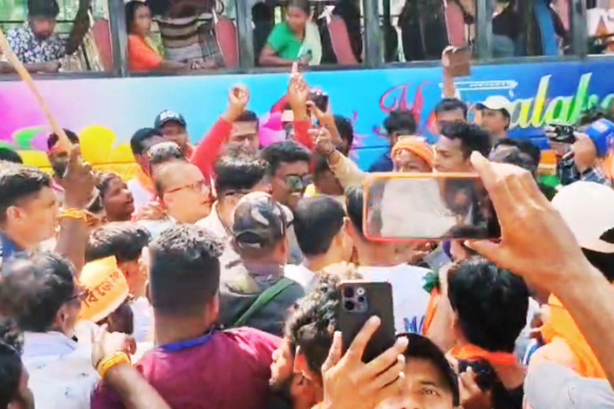 बांकुड़ा में योगी आदित्यनाथ की सभा के बाद बवाल, BJP कार्यकर्ताओं की बस पर पथराव, रोड जाम कर जोरदार प्रदर्शन