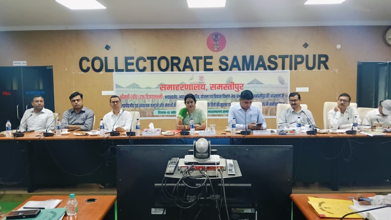 अपर मुख्य सचिव श्रीमती (डॉ०) एन विजयलक्ष्मी द्वारा जिला की महत्वपूर्ण सेवाओं एवं विकास योजनाओं की उच्चस्तरीय समीक्षा