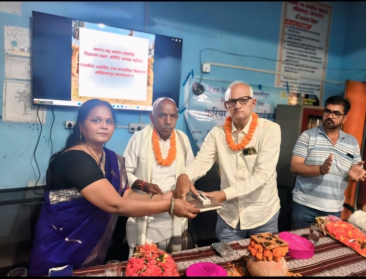 विद्यालय प्रबंधन समिति के अध्यक्ष की विदाई, नए का स्वागत 