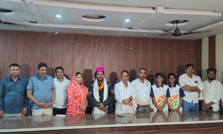 सरायरंजन प्रखंड प्रमुख ने अंतरराष्ट्रीय पैराशूटर को किया सम्मानित