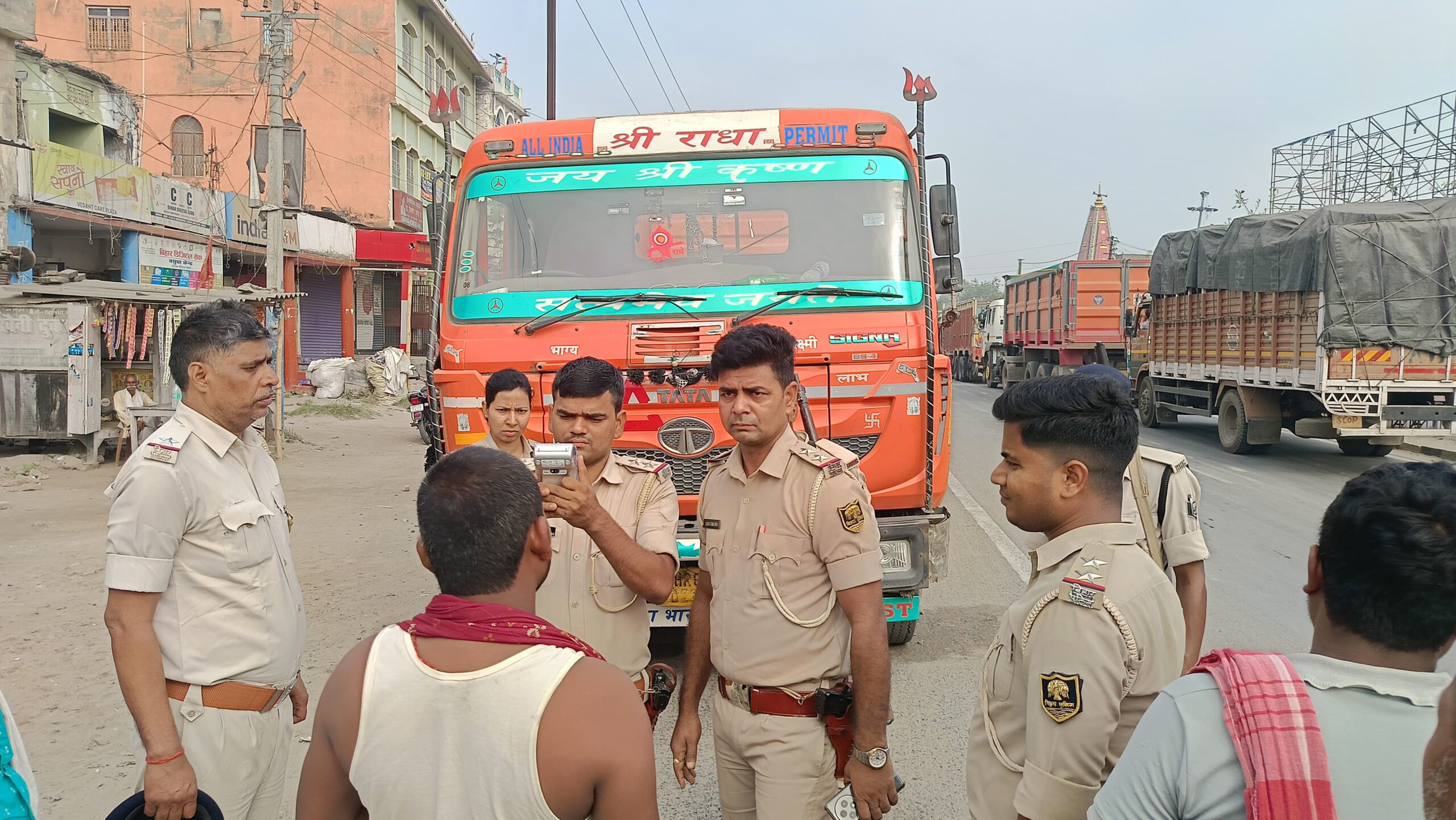 मुसरीघरारी चौक पर अतिक्रमण से लगा जाम, पुलिस ने आधा दर्जन ऑटो व ट्रकों का काटा चालान 