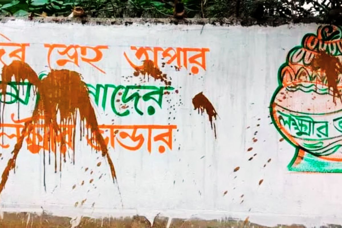 बंगाल चुनाव 2026: दुर्गापुर में अभिषेक बनर्जी और TMC उम्मीदवार पर पोता कीचड़, पोस्टर फाड़े, राजनीति गरमायी