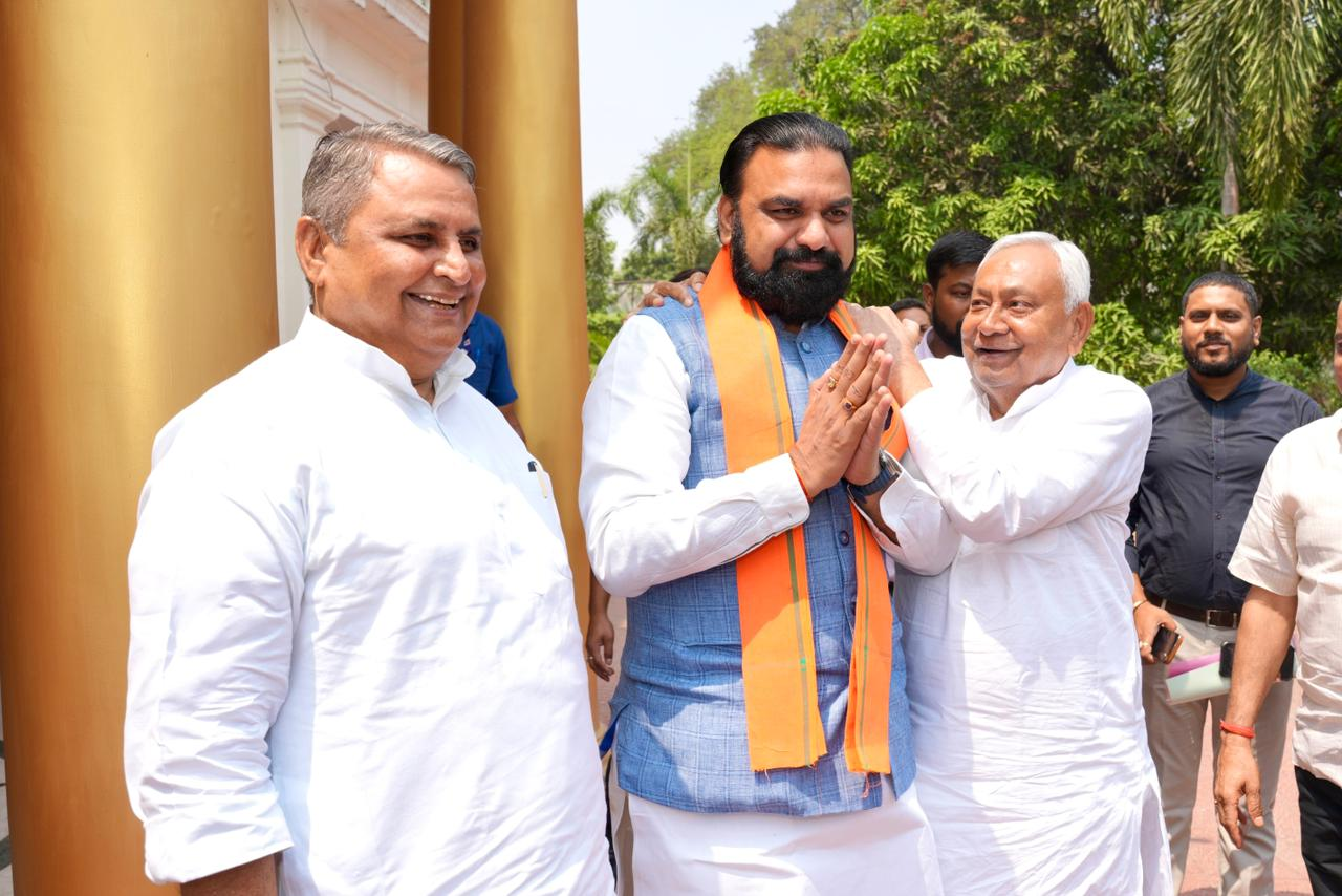 सीएम सम्राट चौधरी से मिलने पहुंचे पूर्व मुख्यमंत्री नीतीश कुमार, क्या हुई बात?