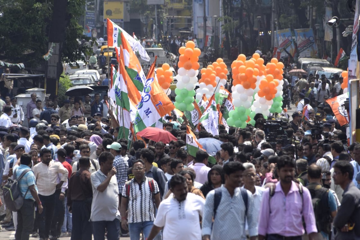 PHOTO: भवानीपुर से ममता बनर्जी का नामांकन, पदयात्रा में दिखा शक्ति प्रदर्शन