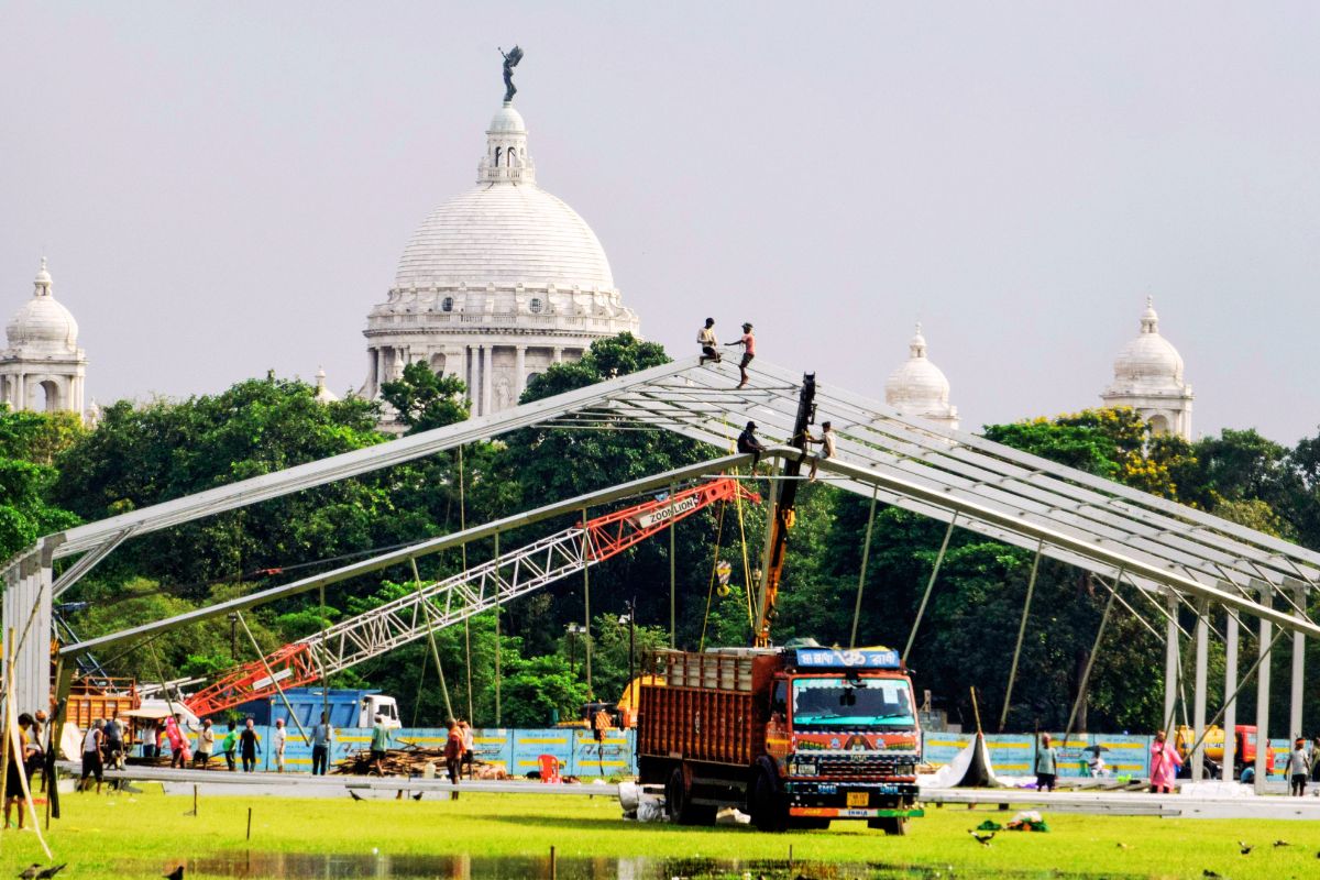 ब्रिगेड में गूंज रहा रवींद्र संगीत, मेहमानों को परोसे जायेंगे झालमुड़ी और रसगुल्ले, बंगाल में पहली बार राजभवन के बाहर सरकार का शपथ ग्रहण