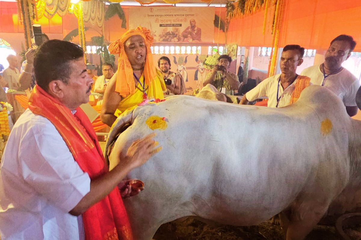 नंगे पांव इस्कॉन में शुभेंदु अधिकारी ने की गौ सेवा, संतों के साथ बंगाल के सांस्कृतिक पुनर्जागरण पर बड़ी बैठक