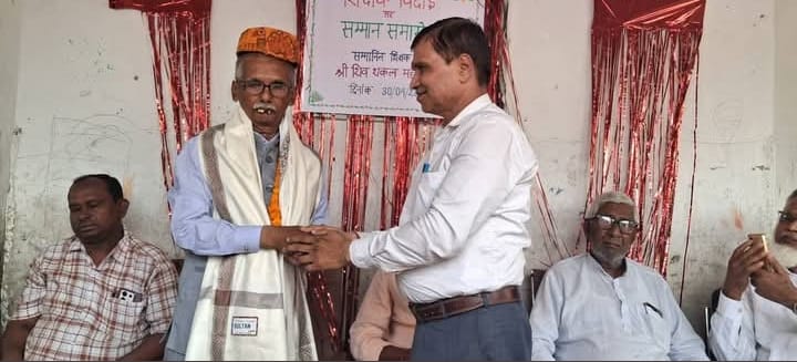 शिक्षक की सेवानिवृत्ति पर दी गई भावपूर्ण विदाई 