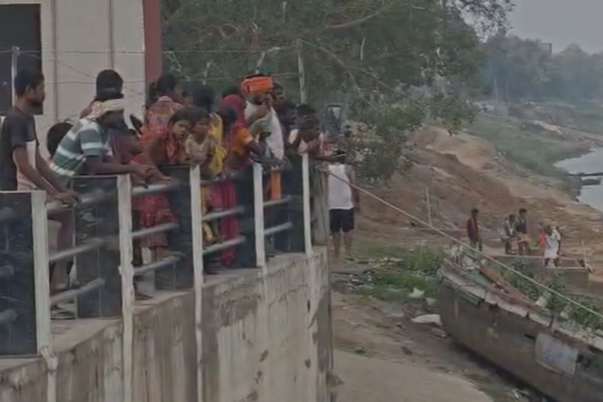 पटना में गंगा नदी में पलटी नाव, 15 लोग थे सवार, 2 की मौत, 5 की खोजबीन जारी