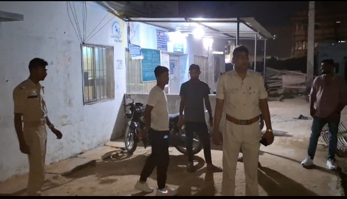 अज्ञात वाहन की ट’क्क’र से माँ-बेटे की मौ”त, पति गंभीर रूप से घा’यल