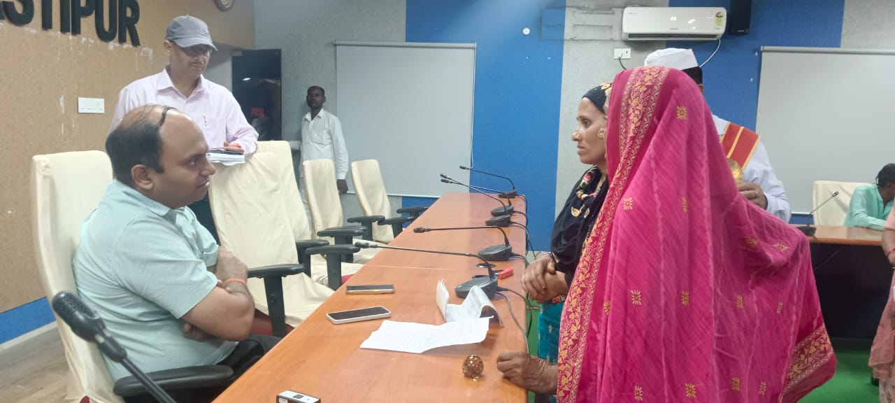 जिलाधिकारी ने जनता दरबार में सुनी आमजनों की समस्याएं, त्वरित निष्पादन के दिए निर्देश