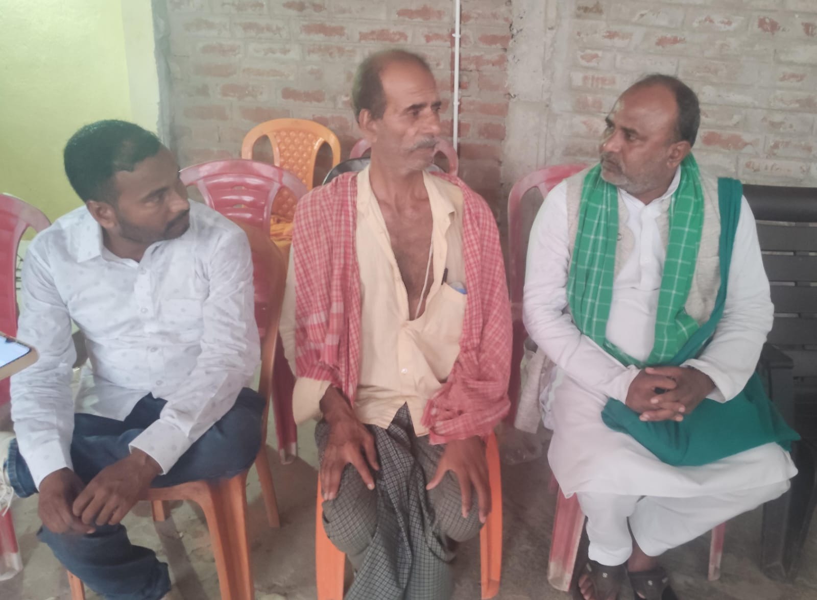 भरत तिवारी एनकाउंटर की जांच की मांग तेज, घर पर लग रहा नेताओं का जमावड़ा