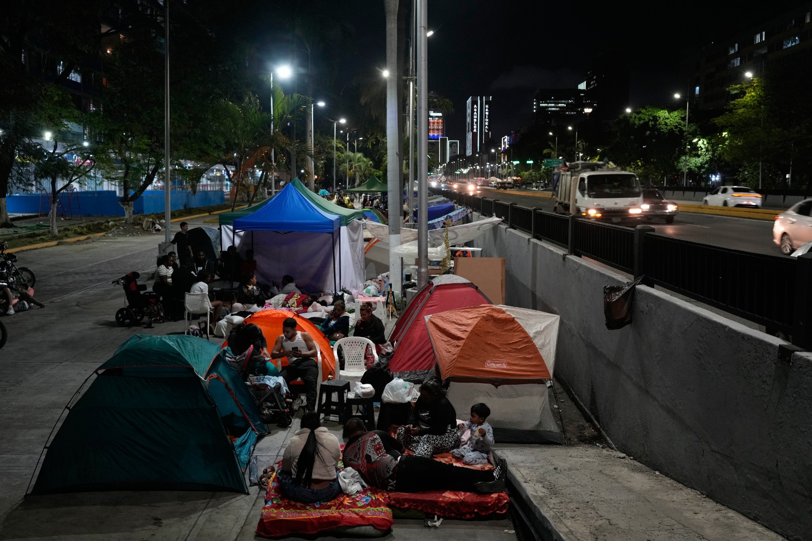 वेनेजुएला में भूकंप की तबाही: अबतक 235 की मौत, 4300 से ज्यादा घायल; हजारों लापता