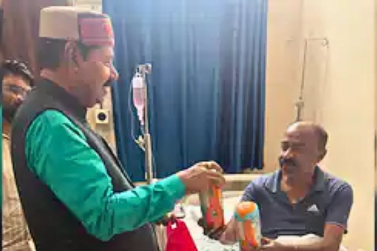 भाई वीरेंद्र हॉर्लिक्स तो सुनील सिंह मिठाई लेकर पहुंचे अस्पताल, शिवचंद्र राम को मनाने में जुटे राजद के बड़े नेता