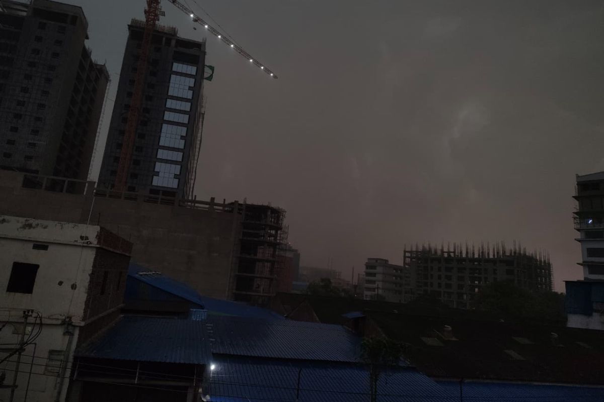 पटना में अचानक बदला मौसम, तेज आंधी-तूफान और गर्जन के साथ हुई बारिश, IMD ने जारी किया ऑरेंज अलर्ट