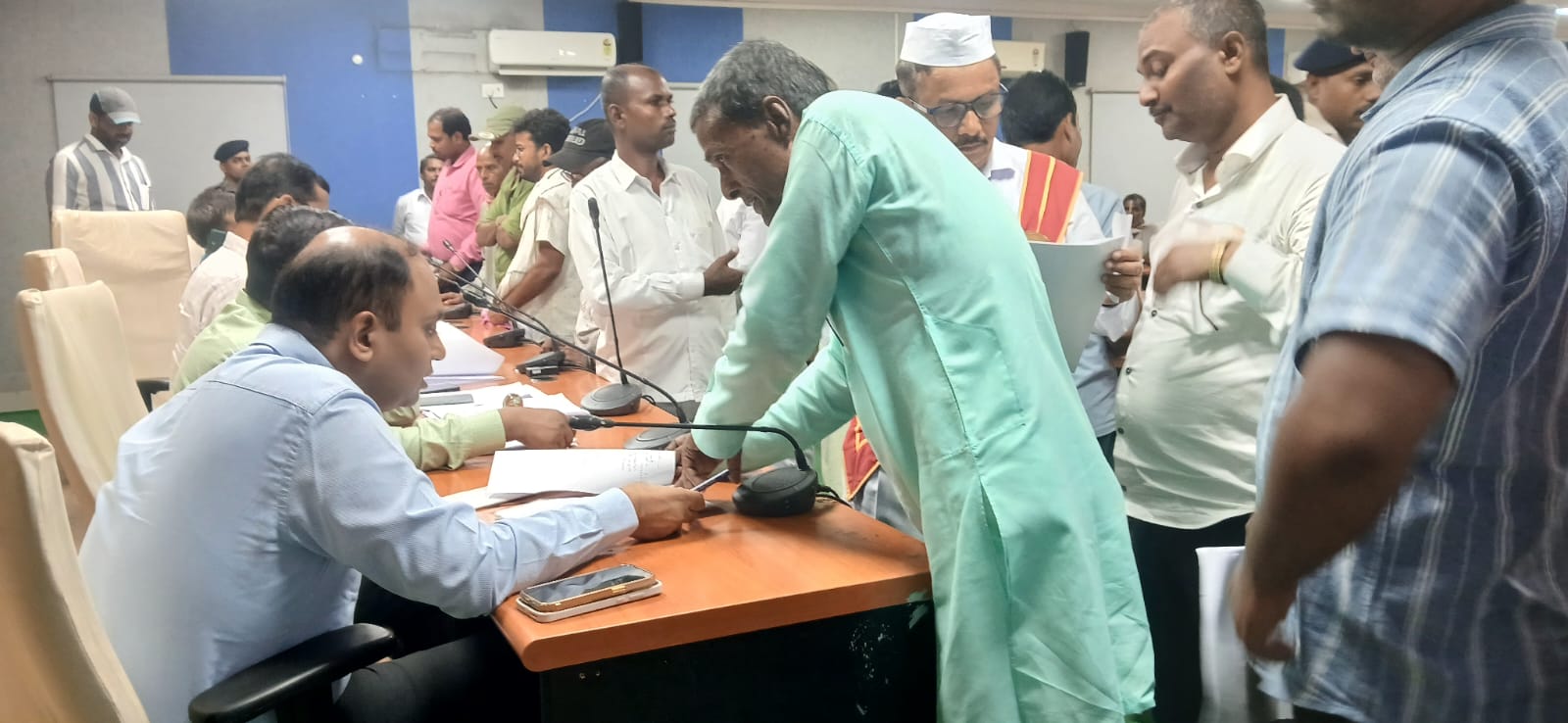 जन संवाद में डीएम ने सुनीं लोगों की समस्याएं, बोले- शिकायतों का समयबद्ध और पारदर्शी समाधान सुनिश्चित करें अधिकारी