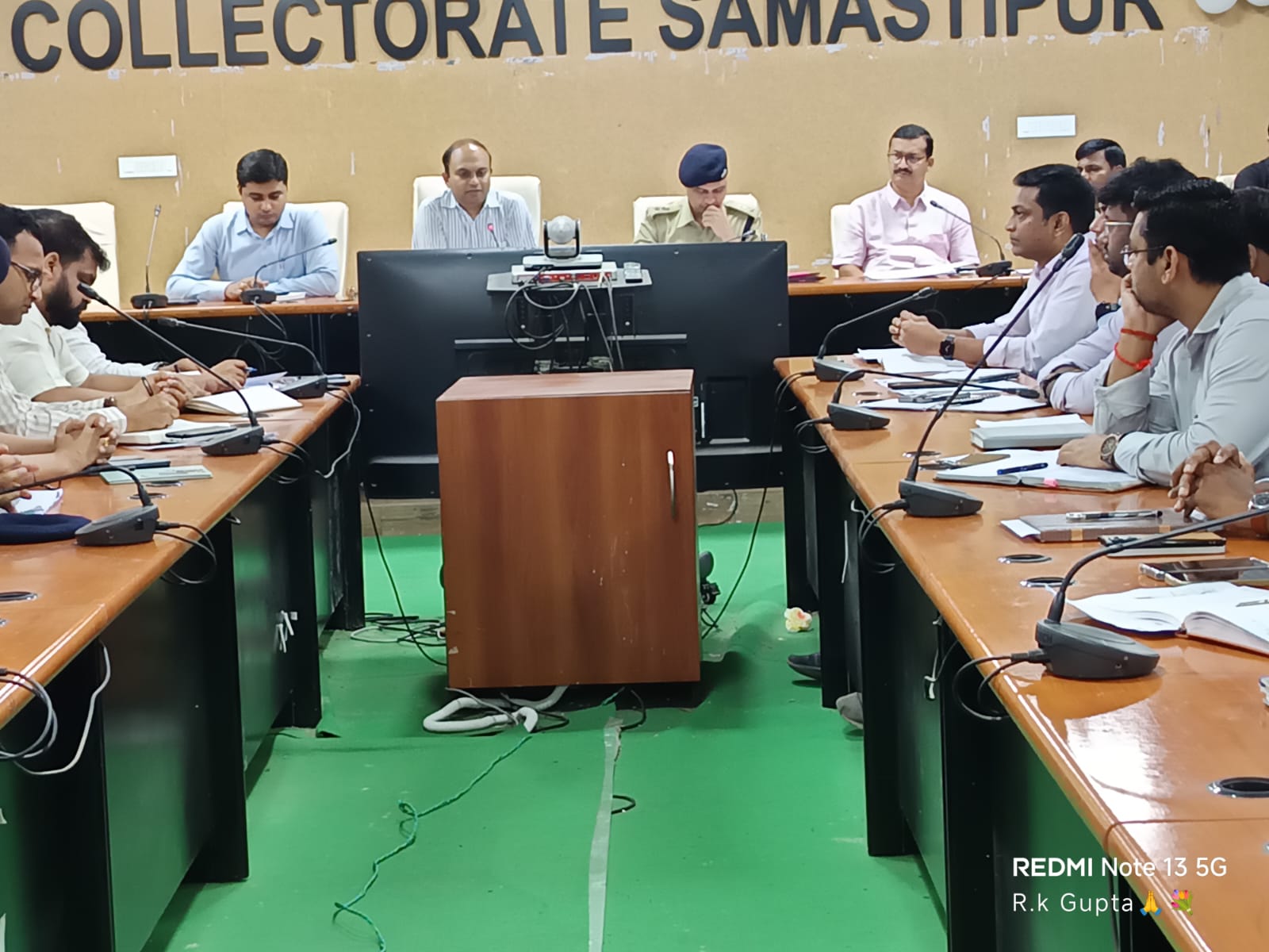 डीएम ने विकास योजनाओं की समीक्षा की, बोले- तय समय सीमा में पूरा करें लंबित कार्य