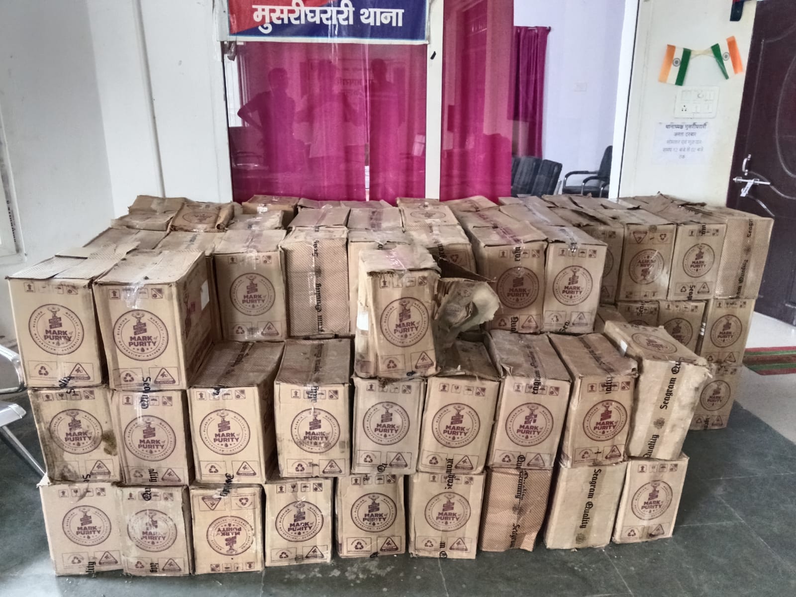 मुसरीघरारी पुलिस की बड़ी कार्रवाई, ट्रक से 1575 लीटर विदेशी शराब बरामद