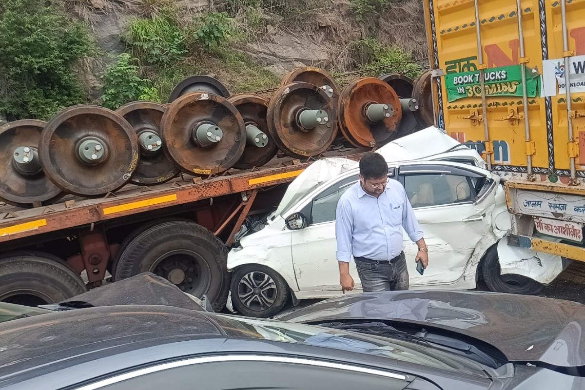 रामगढ़ चुटुपालू घाटी हादसा : ट्रेलर ने 10 गाड़ियों को मारी टक्कर, अनियंत्रित होकर 2 किलोमीटर तक मचाता रहा उत्पात