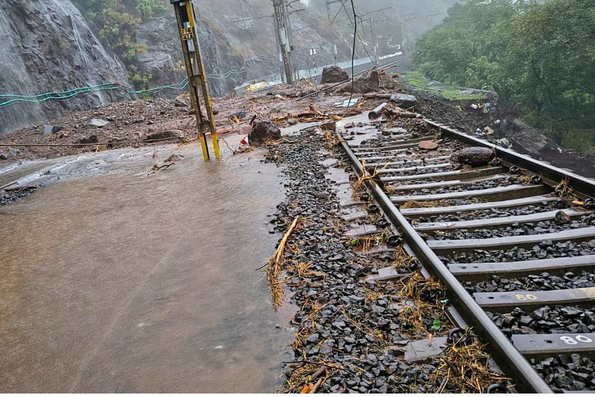 मुंबई वेदर अपडेट: बादल फटने का अलर्ट, 20 से अधिक ट्रेनें फंसीं; वर्क फ्रॉम होम का ऐलान