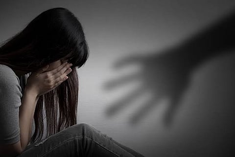 “तीनों ने मुंह दबाकर जब”रदस्ती की, फिर मैं बेहोश हो गई”: नाबालिग पीड़िता का आरोप