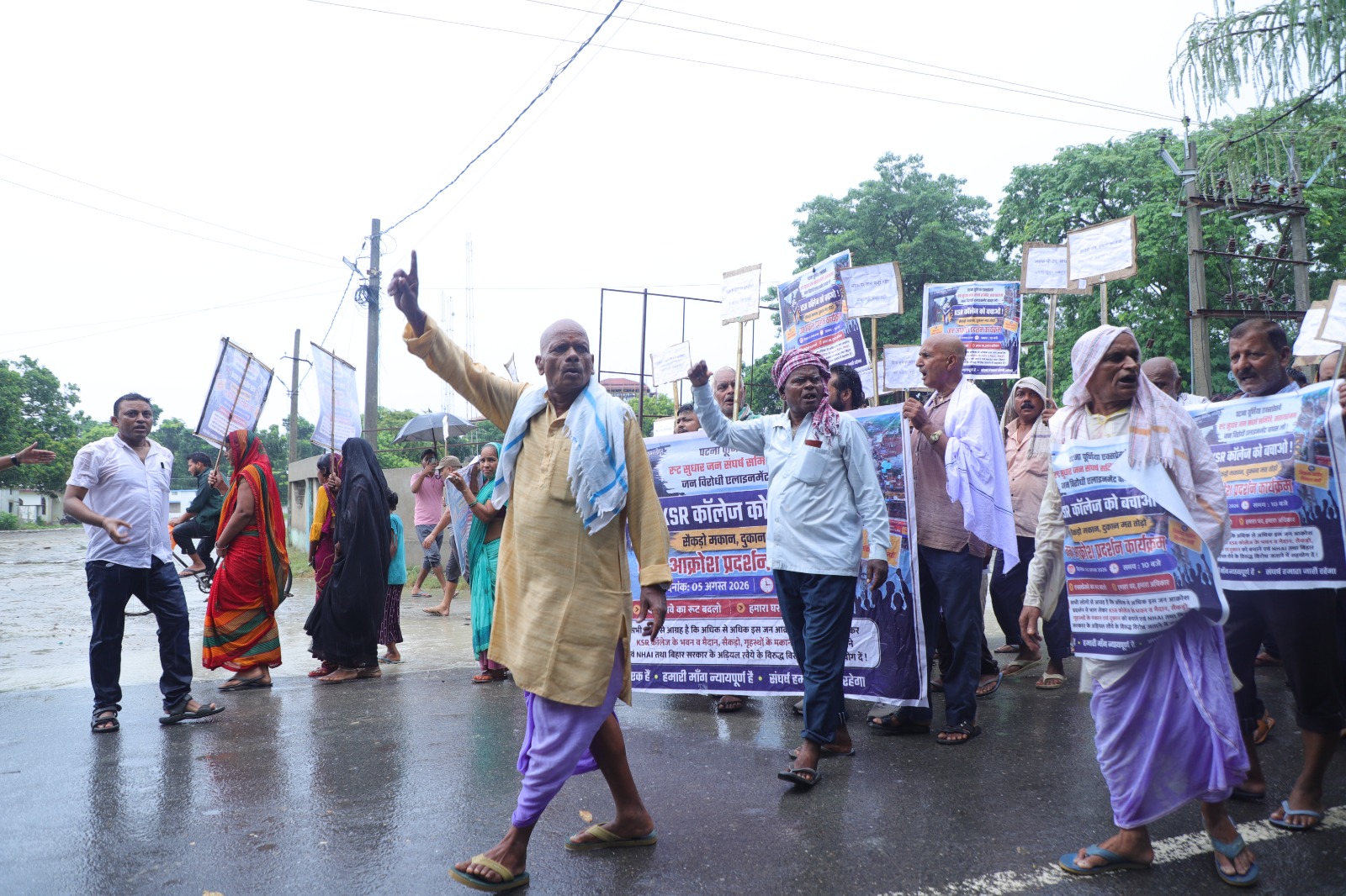पटना-पूर्णिया एक्सप्रेसवे अलाइनमेंट की सुधार को लेकर दिया धरना प्रदर्शन 