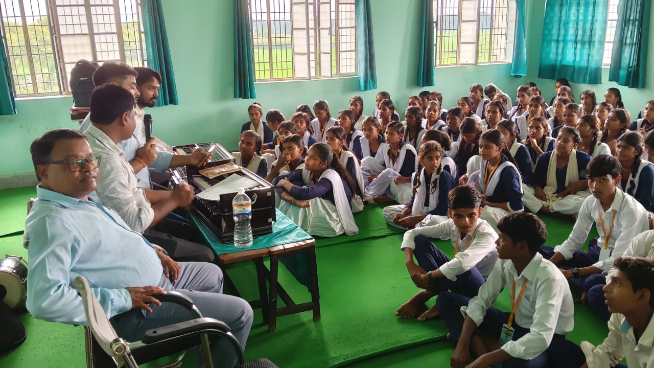 रसलपुर स्कूल में ‘हर घर तिरंगा’ अभियान की शुरुआत, सेल्फी विथ तिरंगा और क्विज में दिखा राष्ट्रप्रेम