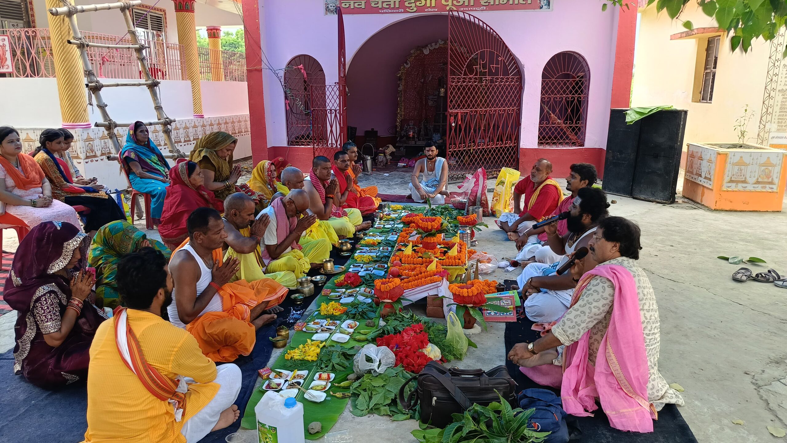 उदापट्टी में सवा लाख पार्थिव शिवलिंग पूजन, 25 पंडितों ने कराया विधि-विधान से अनुष्ठान फोटो भगवान का ध्यान लगाते हैं यजमान