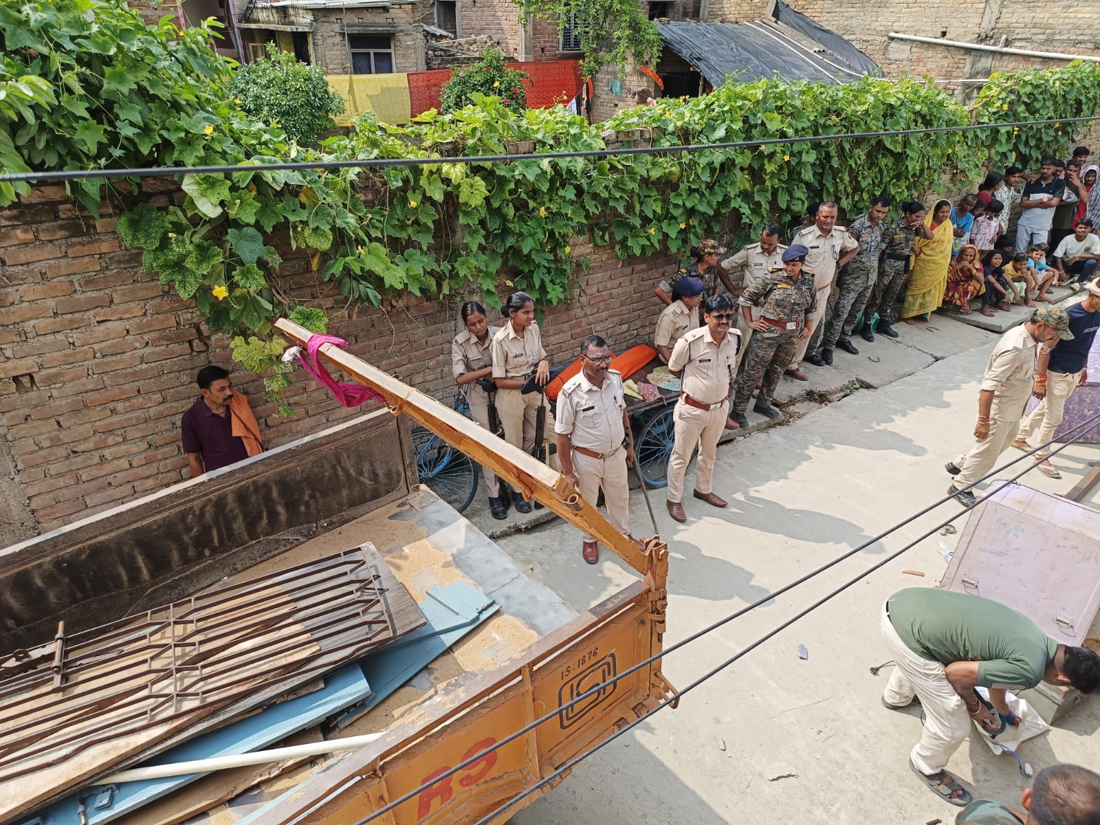 जस्सी ह”त्या”कां’ड के पाँच फरार के घर पुलिस ने किया कुर्की जब्ती 