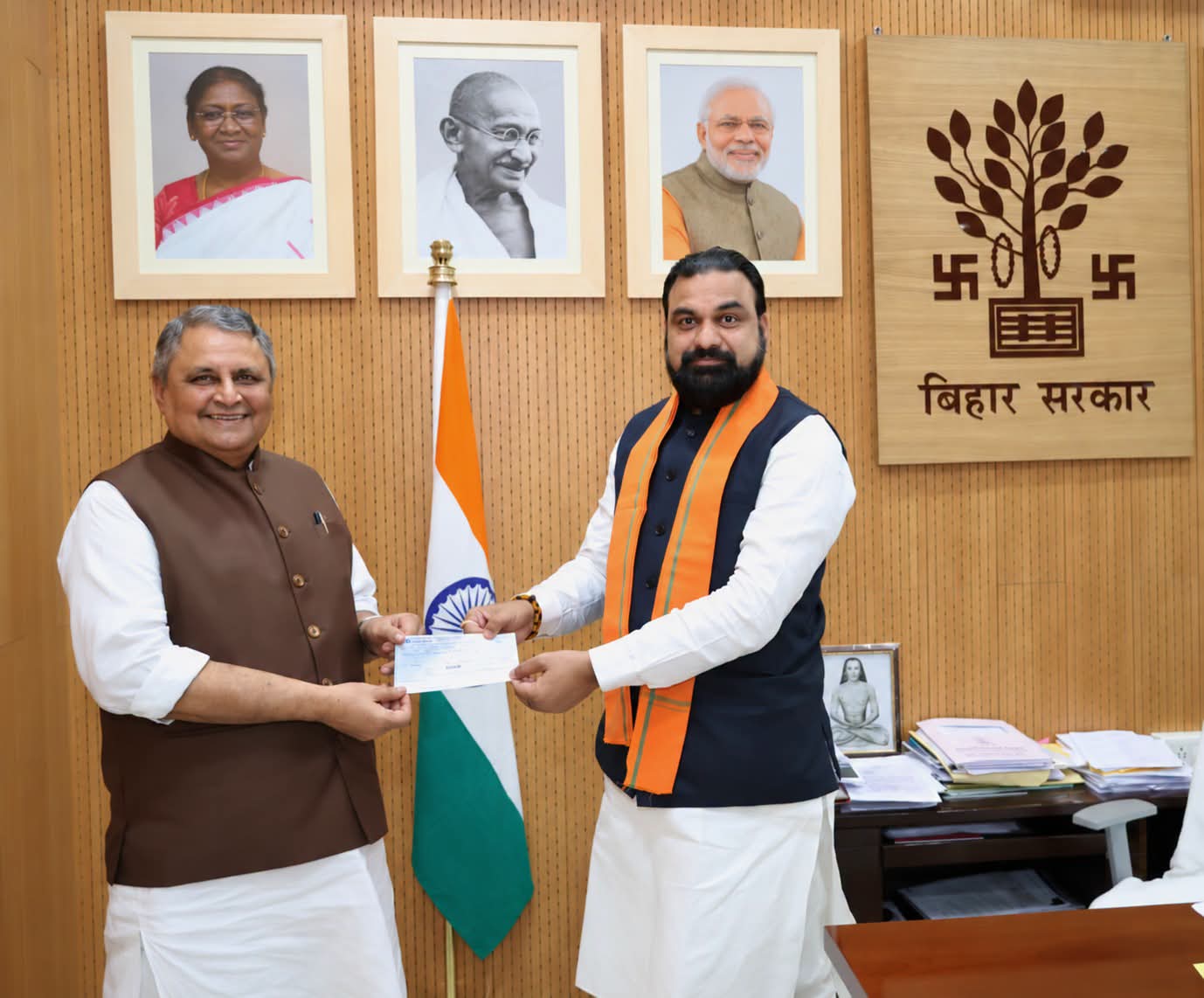 उपमुख्यमंत्री ने बाढ़ राहत कोष में दिया एक माह का वेतन, मुख्यमंत्री को सौंपा चेक, क्षेत्र के लोगों ने जताई खुशी