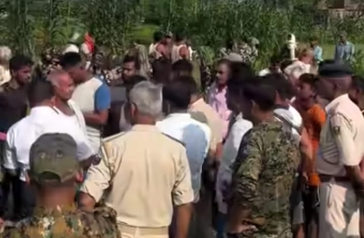 पतैली में 132 केवी हाई वोल्टेज टावर लाइन लगाने का ग्रामीणों ने किया विरोध