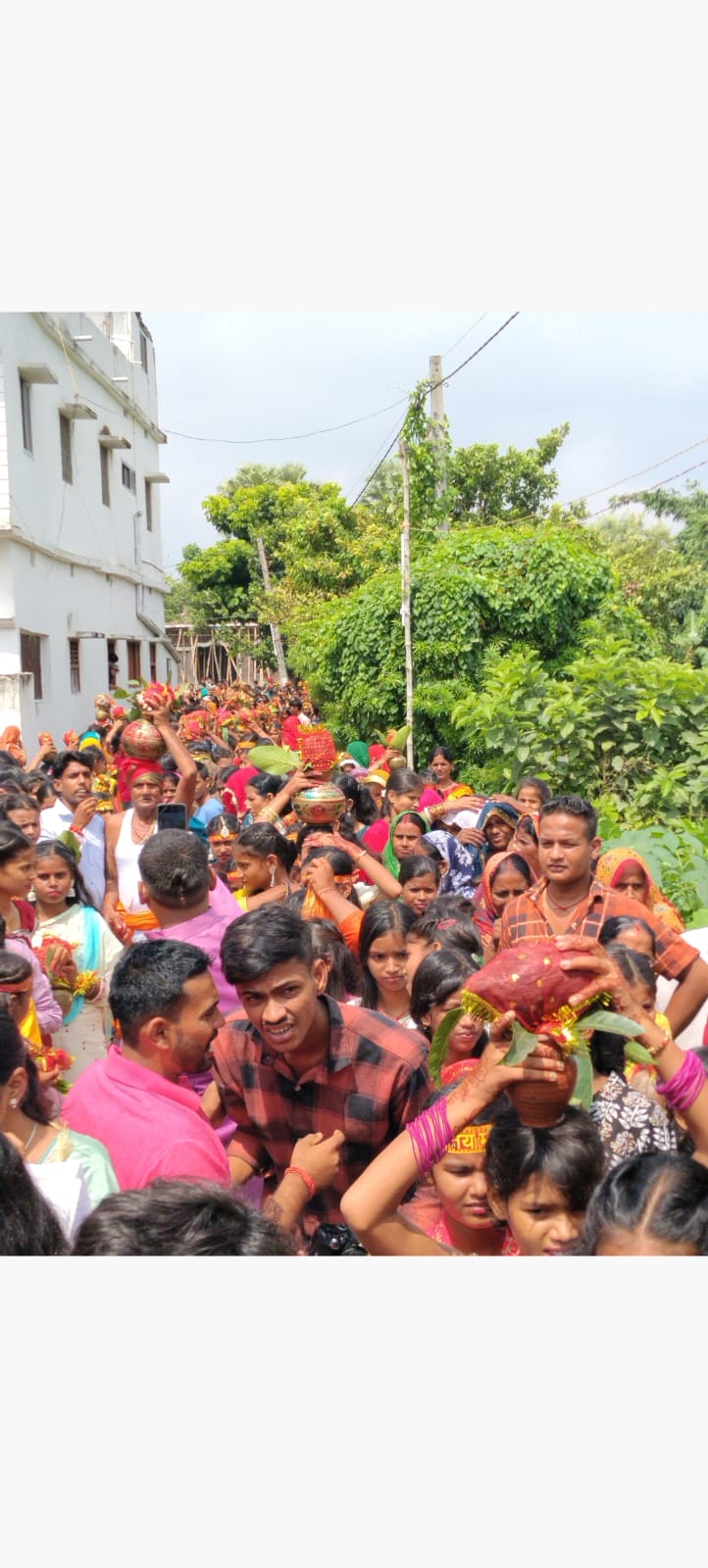 1100 कुंवारी कन्याओं ने निकाली भव्य कलश यात्रा, जयकारों से गूंजा लगूनिया डीह, श्रीकृष्ण जन्माष्टमी पूजन उत्सव व श्रीराम कथा को लेकर 10 दिवसीय मेले का आयोजन