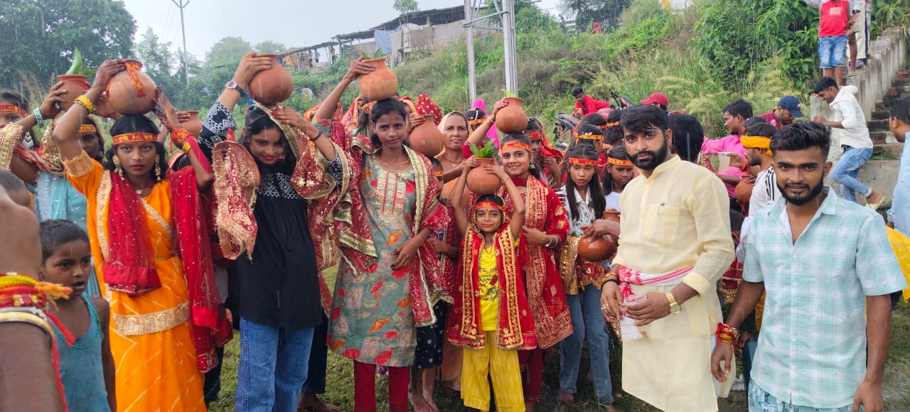 401 कन्याओं ने निकाली कलश शोभायात्रा, नून नदी से जल भरकर मंदिर में किया कलश स्थापित 