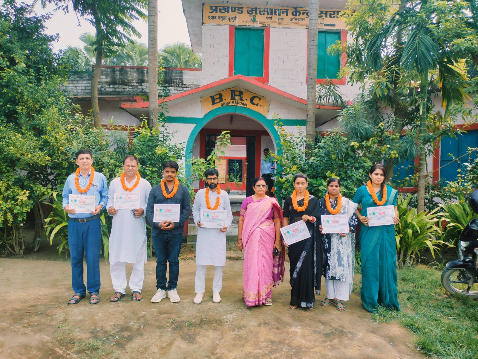 शिक्षक दिवस पर सात शिक्षकों को प्रशस्ति पत्र देकर किया सम्मानित, प्रखंड स्तर पर बेहतर कार्य करने वाले शिक्षकों को बीईओ ने किया सम्मानित