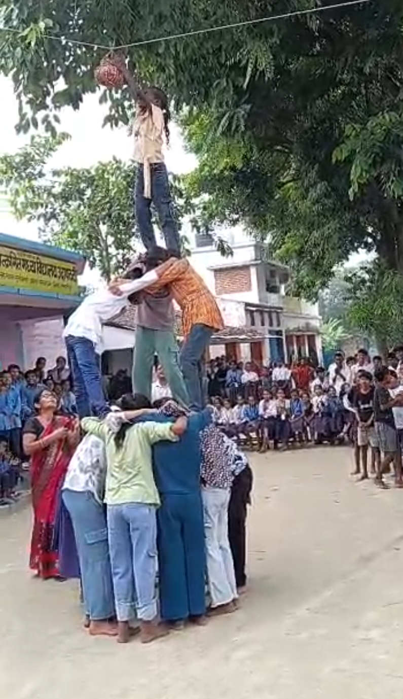 उदापट्टी स्कूल में दही-हांडी उत्सव, बच्चों ने लिया उत्साह से भाग,प्रधानाध्यापक बोले- विद्यार्थियों की सफलता ही शिक्षक की वास्तविक सफलता
